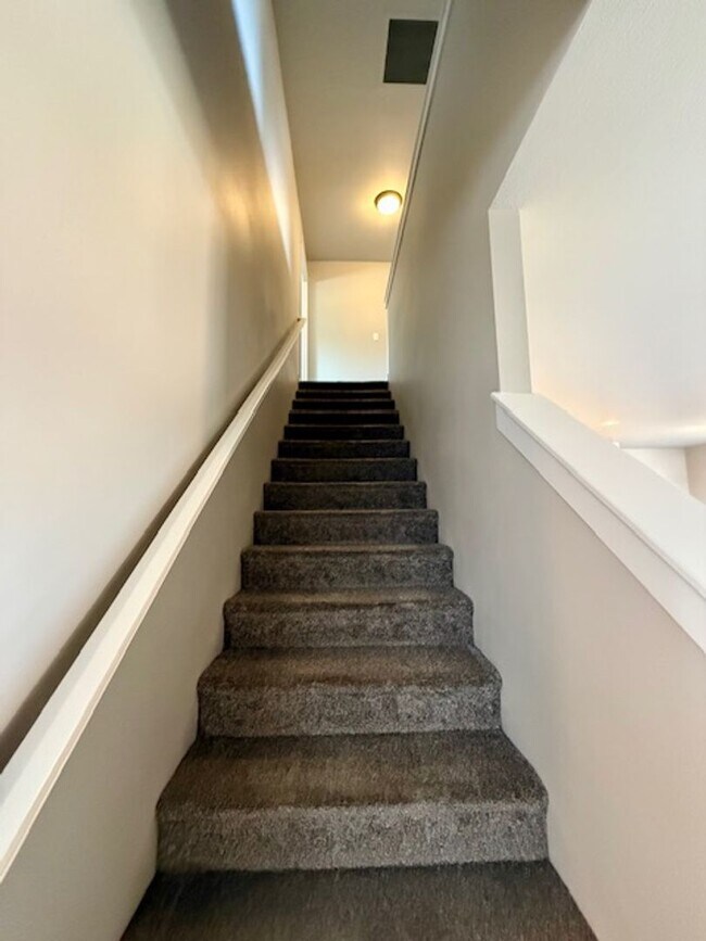 Building Photo - Beautiful 3-Bedroom Townhome in Purcell La...