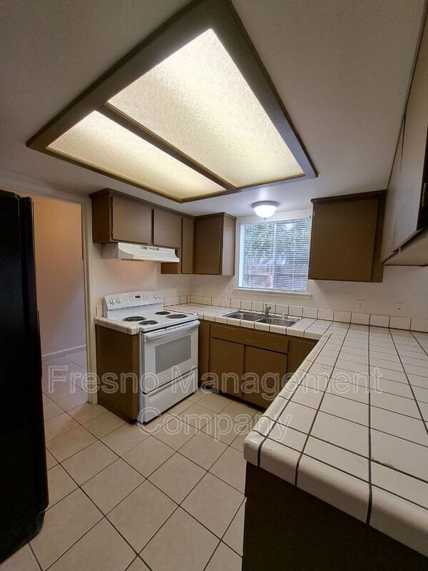 Building Photo - 4765 N Cedar Ave