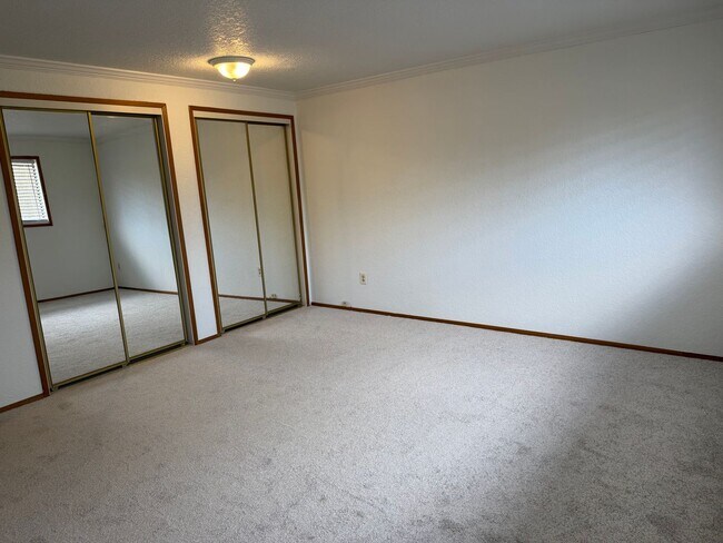 Building Photo - Large 3 BR 2.5 Bath Fenced Yard New Carpet...