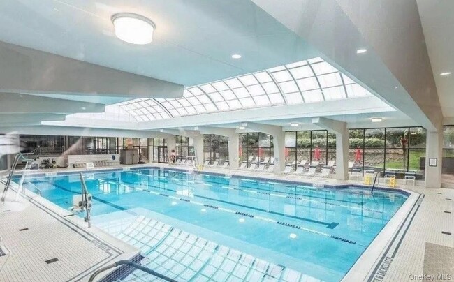 Building Photo - 2 Bay Club Dr