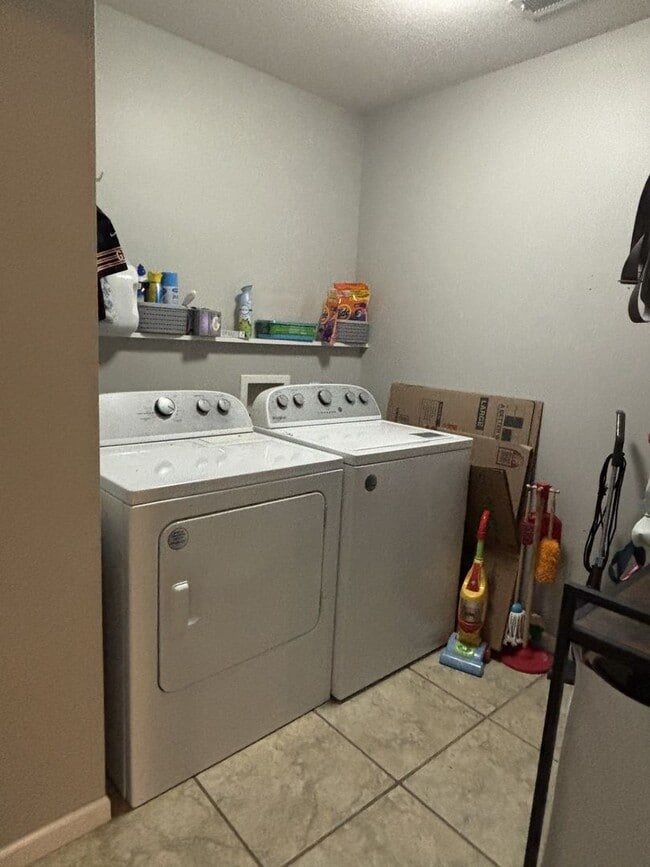 Building Photo - Gorgeous 3 Bedroom 2 Bathroom House!