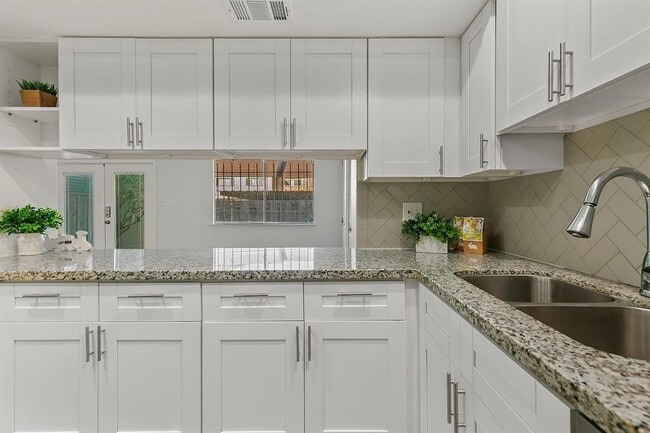 Building Photo - 2324 Shadowdale Dr