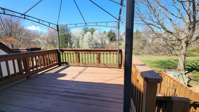 Building Photo - End-unit townhome in highly desired Kingstown