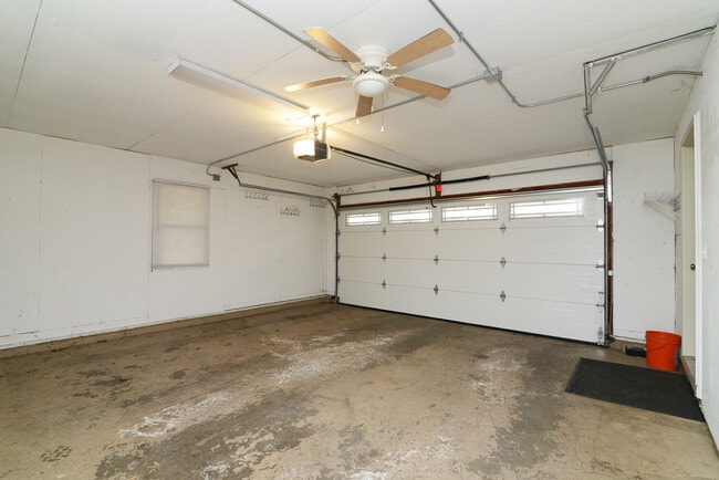 Building Photo - 1070 Center Dr