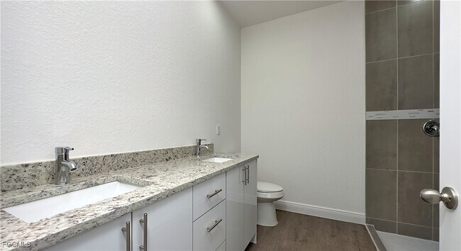 Building Photo - 8025 Oakleaf Cir