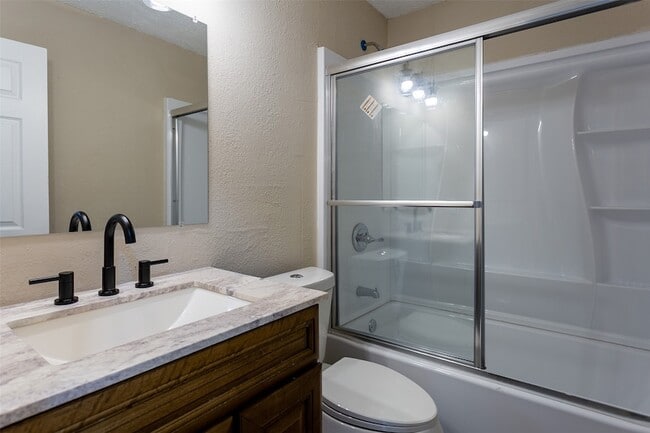 Building Photo - 840 Red Oak Ct