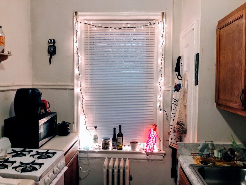 Kitchen - 1424 Grove Ave