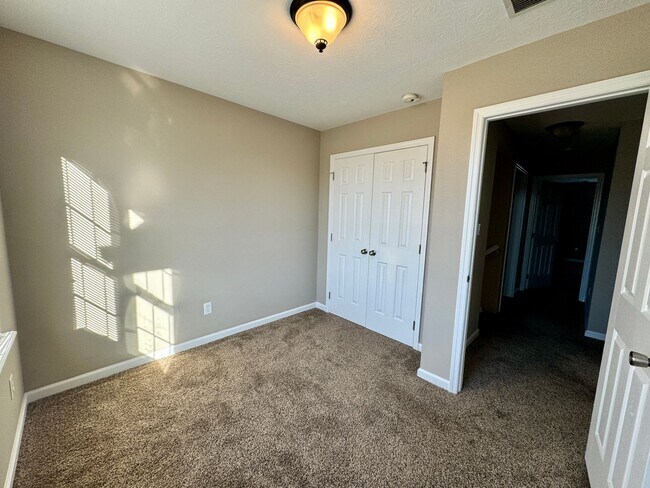 Building Photo - 3 Bedroom in Quiet Cul-De-Sac!