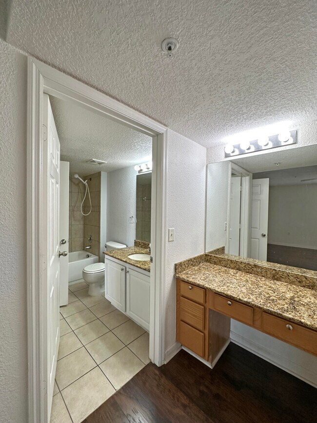 Building Photo - 261 SW Palm Dr