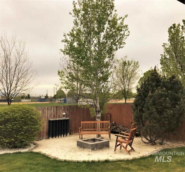 Building Photo - 5008 N Rothmans Ave