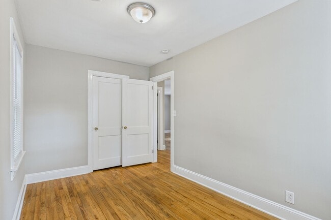 Building Photo - Adorable Home, Harwood Floors and Convenie...