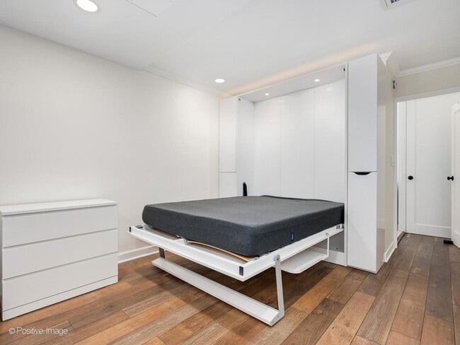 Building Photo - 21 W Goethe St