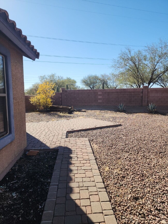 Building Photo - "Charming 3-Bedroom Oasis in Sahuarita - Spacious Living Awaits!"