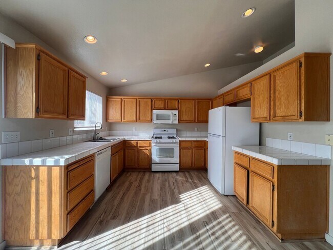 Building Photo - Cute 3 bedroom home Located in Donner Trails