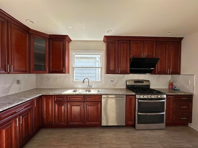 Building Photo - 33 E 51st St