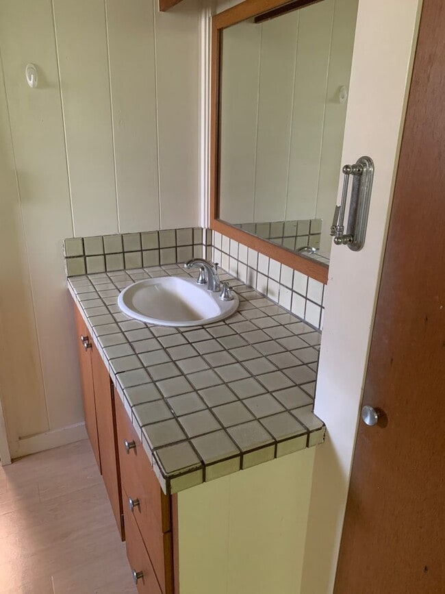 Building Photo - Spacious Single Family Home in Waialae-Kahala, $4,500-3 bedroom & Den, 2-bath