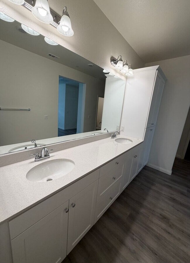 Building Photo - Modern 4-Bed, 2.5-Bath Detached Townhouse ...