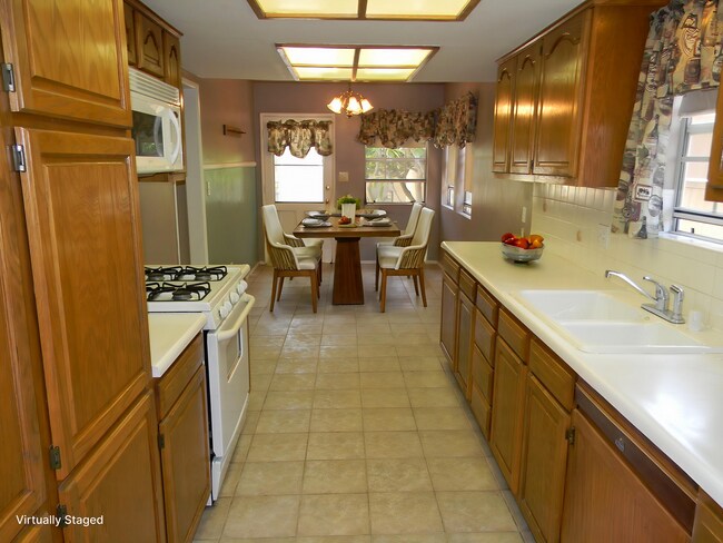 Building Photo - 1342 E Maple Ave