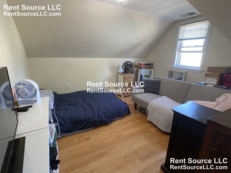 Building Photo - 20 Radcliffe Rd