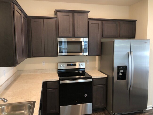 Building Photo - 3 bedroom 2.5 bath Townhome with 1 car garage