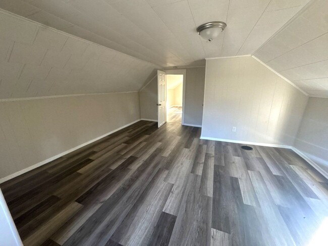 Building Photo - Roomy 3-Bedroom Home with Big Yard!