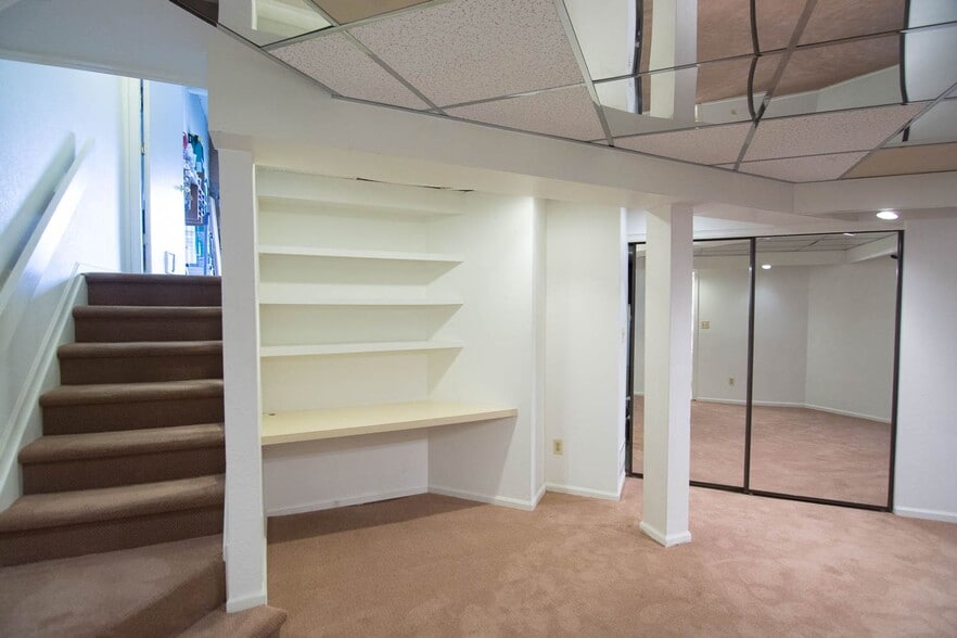 Building Photo - 400 Owl Dr