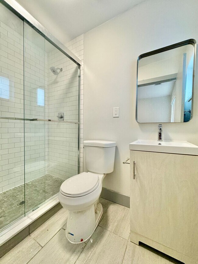 Building Photo - Fully Remodeled 4 Bedroom/ 4 Bathroom Single Family Home