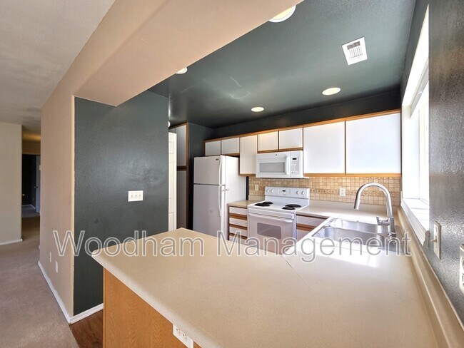 Building Photo - 2940 W Villard St