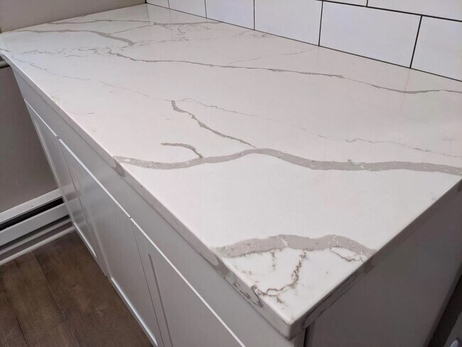 Building Photo - 6427 N Hermitage Ave