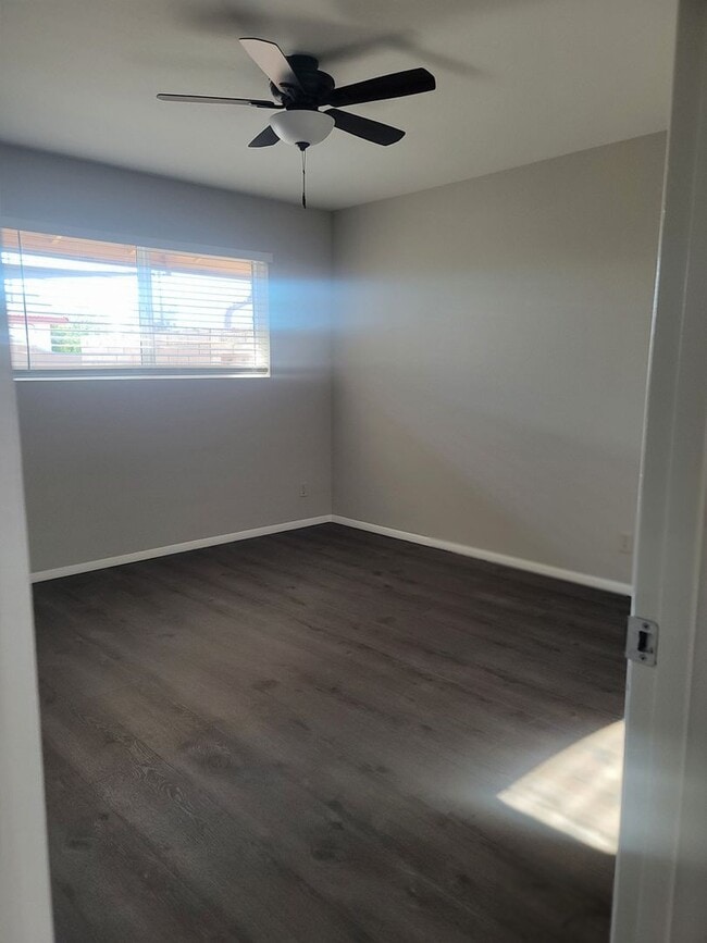 Building Photo - 4819 E Cambridge Ave