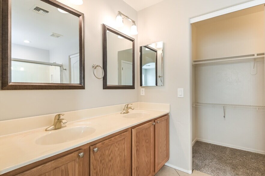 Building Photo - 641 W Emerald Key Dr