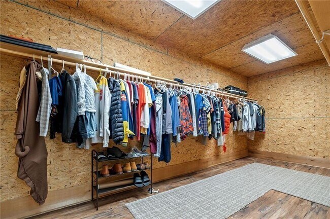 Building Photo - 5281 Laurel Ln