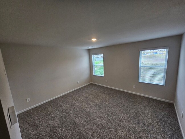 Building Photo - Like-New townhome in Concord