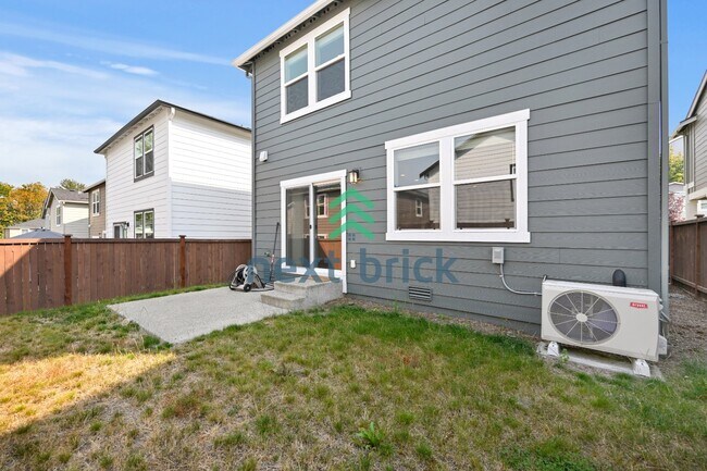 Building Photo - "Charming 3-Bed Home with 2.5 Baths in Picturesque Snohomish – 1720 Sq. Ft. of Comfort Awaits!"
