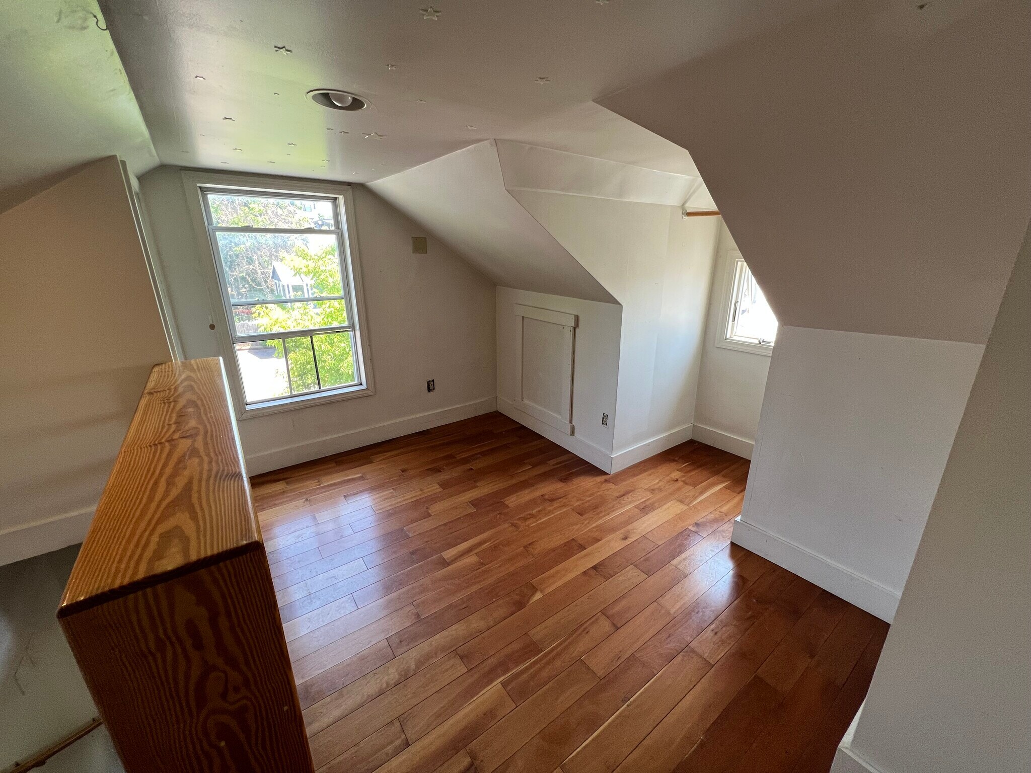 Building Photo - 196 Pine St