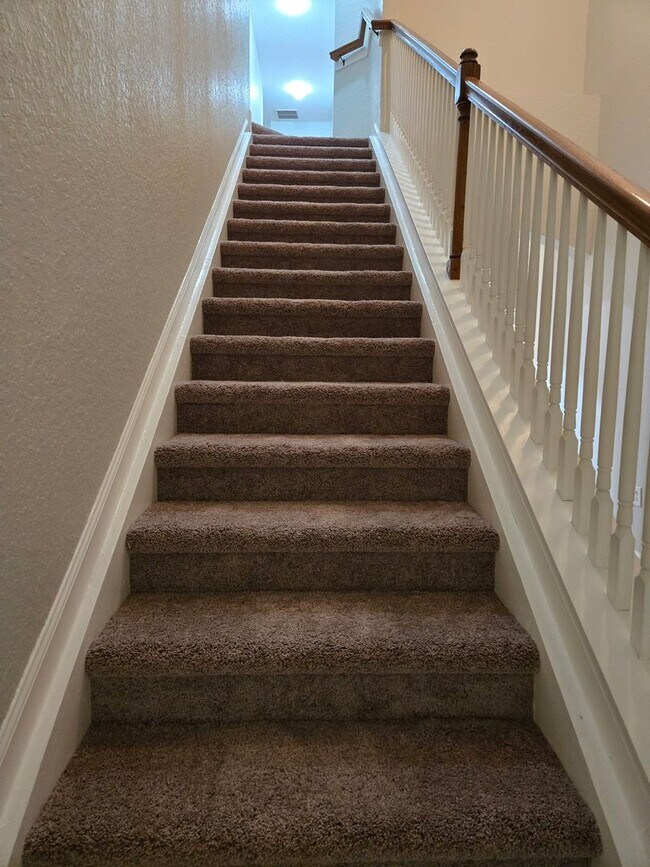 Building Photo - Spacious 3 bedroom, 2.5 bath townhouse in ...