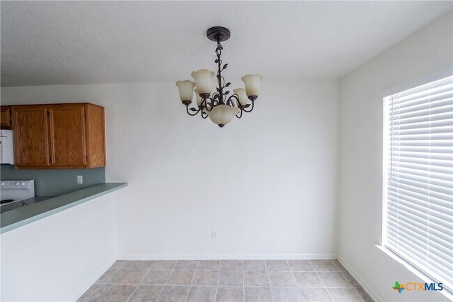Building Photo - 2412 Skylark Cir