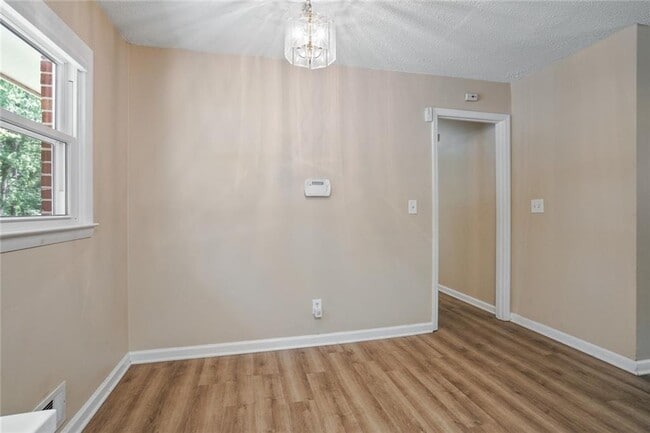 Building Photo - 2416 Lakewood Dr NW