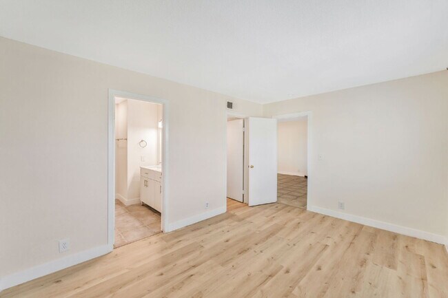 Building Photo - FULLY REMODELED UPSTAIRS CONDO | 3 BEDROOM | GRANITE COUNTERS | LAKE MEAD & JONES