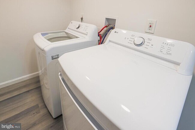 Building Photo - 3803 Cedardale Rd