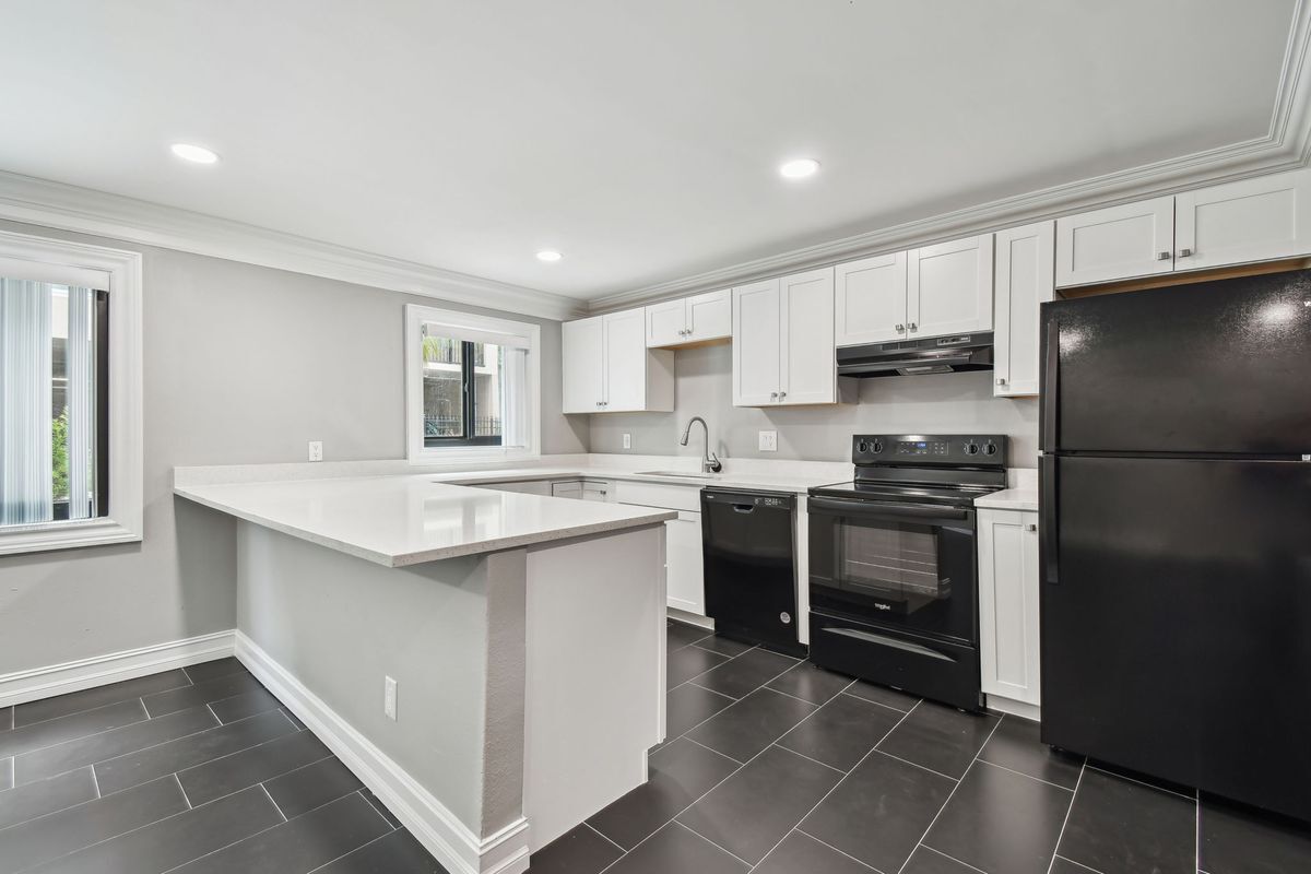 Building Photo - 2942 W Bay Dr
