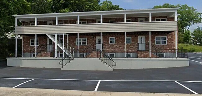 Building Photo - 72 Oak St