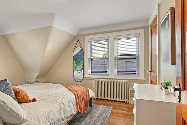 Building Photo - 3446 N Ozark Ave