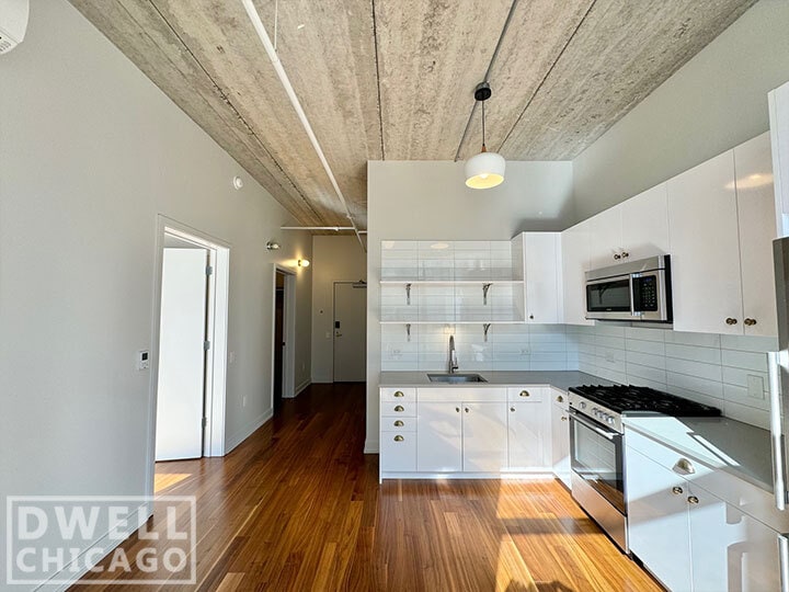 Building Photo - 640 N La Salle Dr