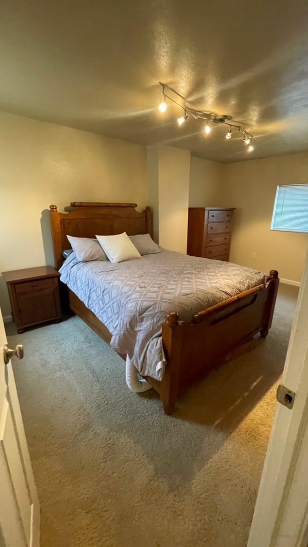 Building Photo - 2 Bedroom House with an office for Rent in South Side!