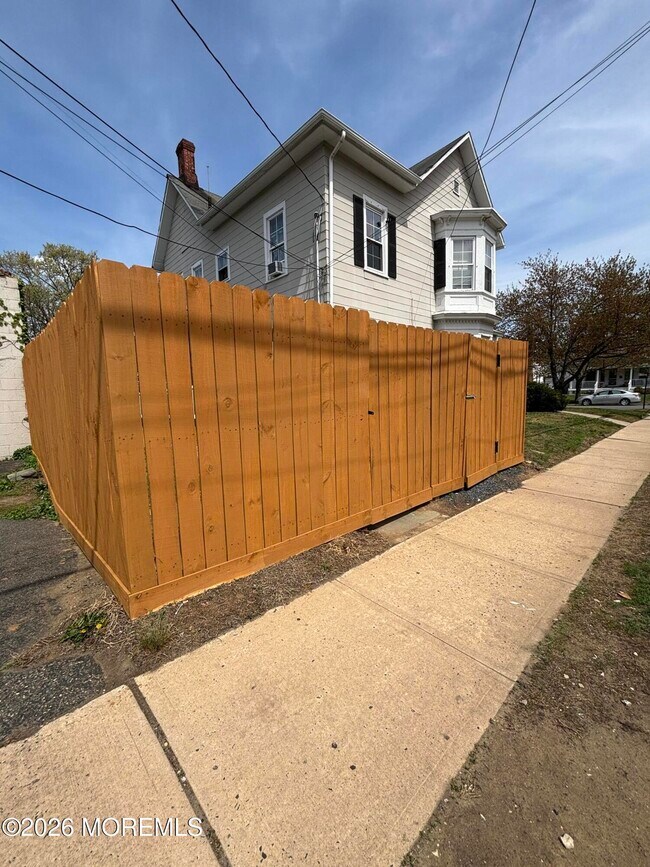 Building Photo - 68 Maple Ave