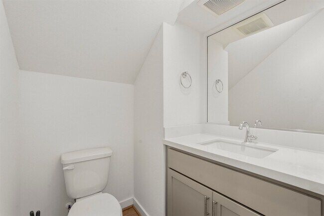 Building Photo - 1113 Highland Square Ln