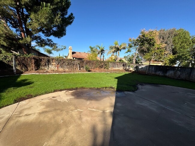 Building Photo - 4 bed 3 full bath house with 3 car garage in Corona for lease