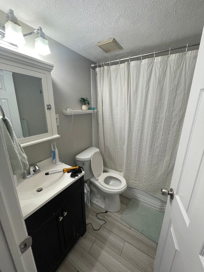 Building Photo - SPACIOUS AND BRIGHT BRIGHTON 2 BED W/ DISHWASHER ~ HT/HW INCL