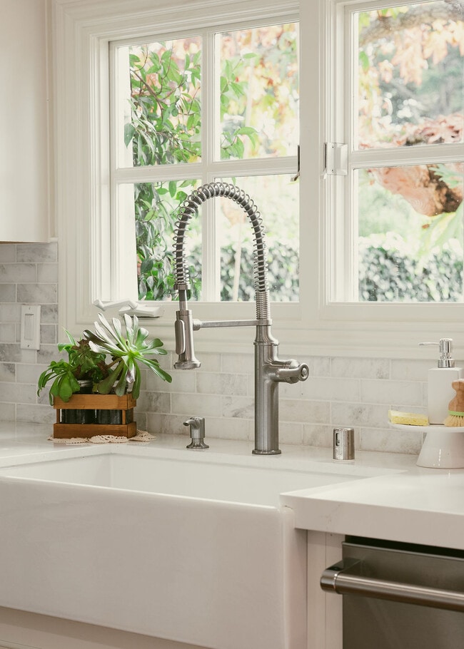 Building Photo - 1476 Crestline Dr